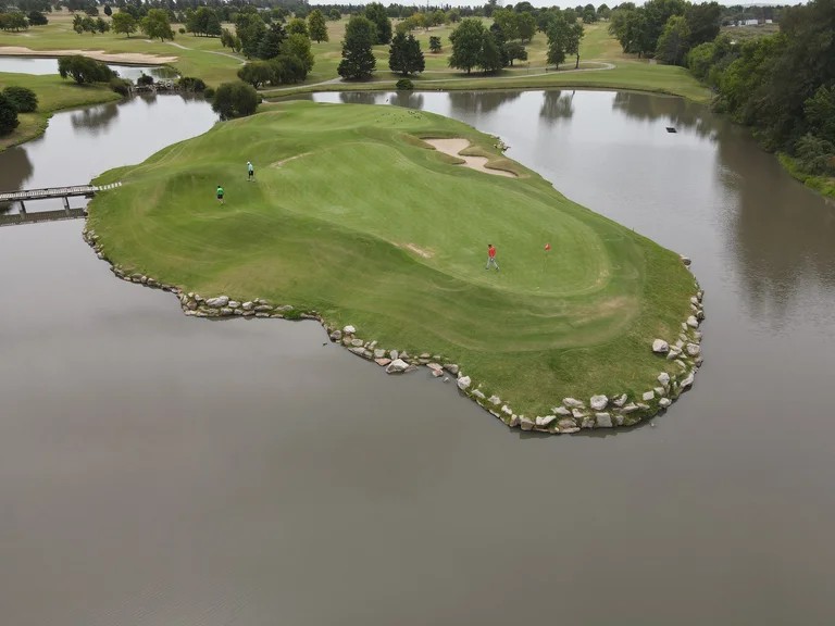 El green en el patio: qué valores tiene los lotes frente al golf en un country